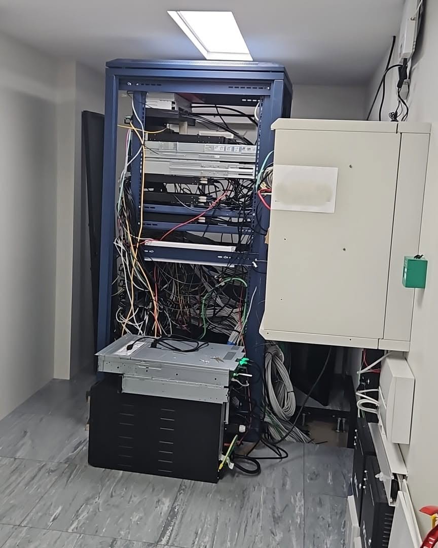 Bastidor antes da renovação, com cablagem desorganizada