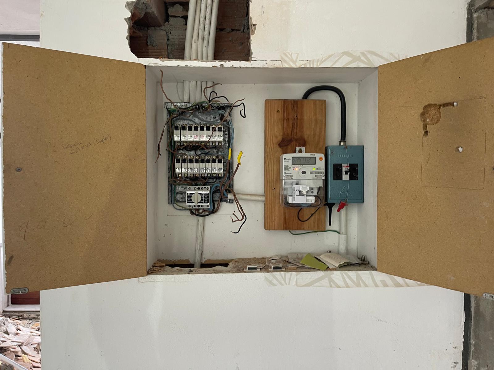 Quadro elétrico antigo antes da renovação