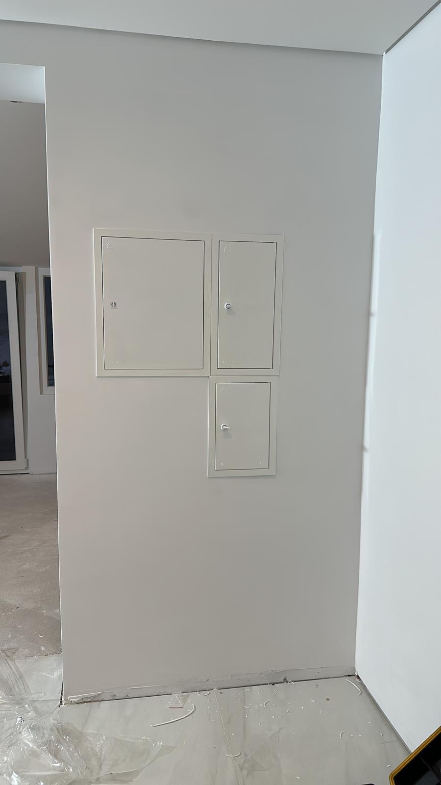 Quadros elétricos renovados e fechados na parede